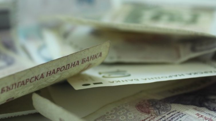 Парламентът стяга шефа: Заплатите &ndash; до края на следващия месец!