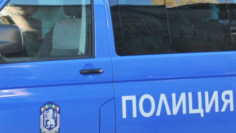 Пиян и надрусан: Шофьор крие дрога под табела на "Мерцедес"