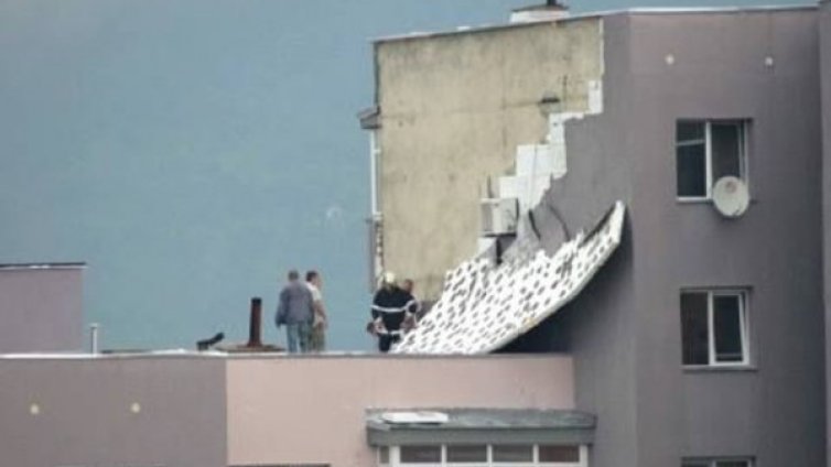 Буря, вятър, дъжд: Саниран блок остана по панел