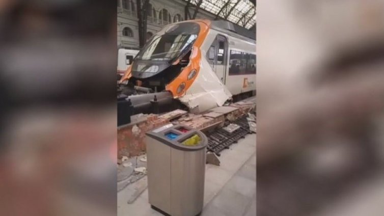 Влак дерайлира на гара в Барселона, 48 души са ранени