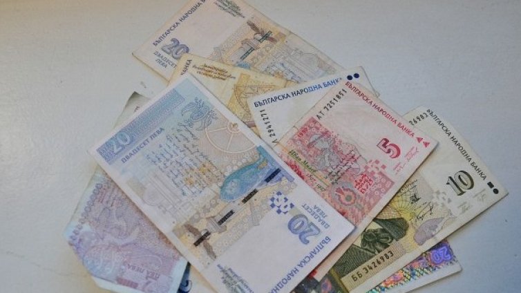 Рекордно ниски лихви, парите в банка губят стойност