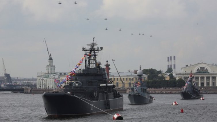 Русия демонстира военноморска сила на голям парад 