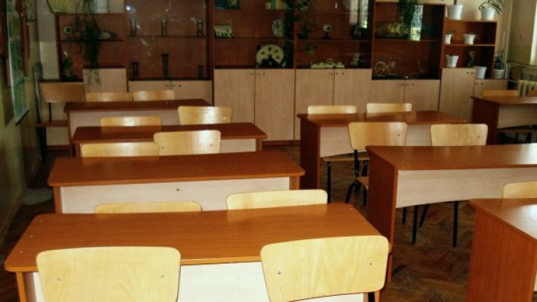 Дълга учебна година ли? Децата пак ще са по моловете!