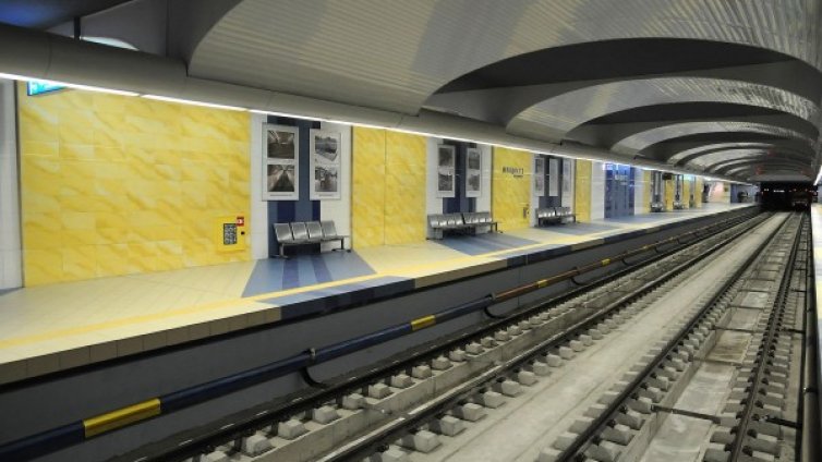 Асансьорът в метрото не пропаднал, а заседнал 