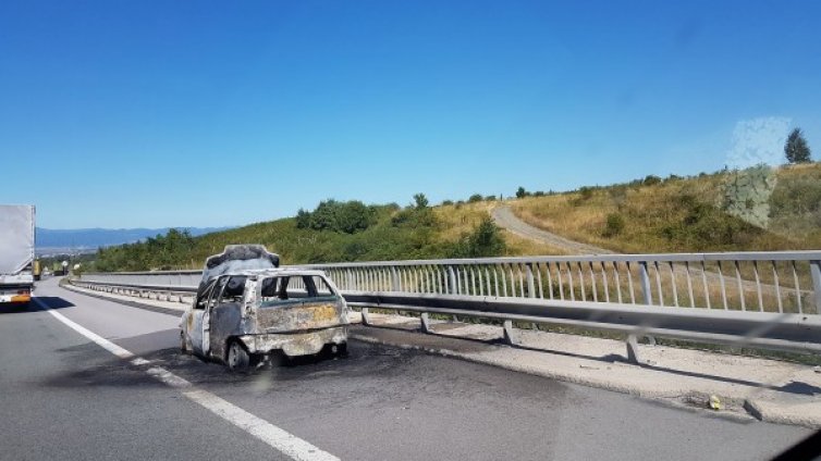 Кола изгоря като факла на магистрала "Люлин"