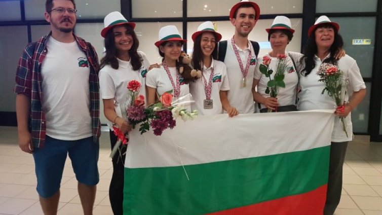 Малките ни биолози се окичиха с медали от Олимпиада