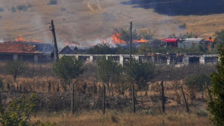 Локализираха огнената стихия в село Изворище