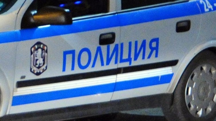 Арестуваха мъж, метнал 80 лв. в патрулка за... катаджиите