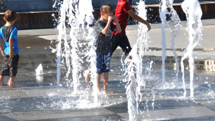 Обявен е оранжев код заради жегите в цялата страна утре