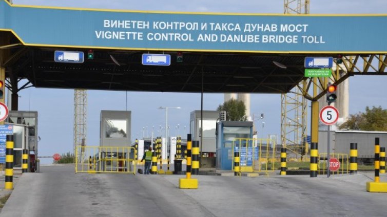 В Румъния: Нови заплати, нови акцизи и с резервоар, пълнен в България