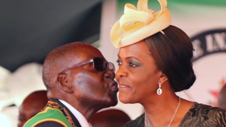 Първата дама на Зимбабве обвинявана в побой над млади жени