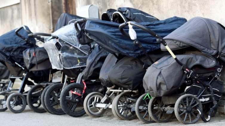 100 българки годишно захвърлят децата си по... паркове, улици, в кофи