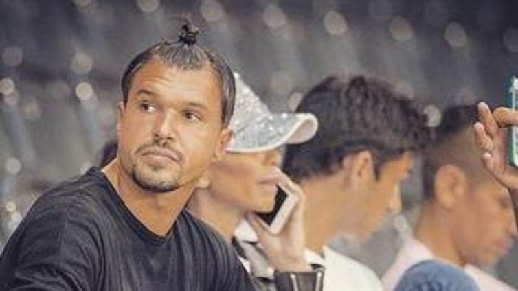 Валери Божинов с нова ексцентрична прическа