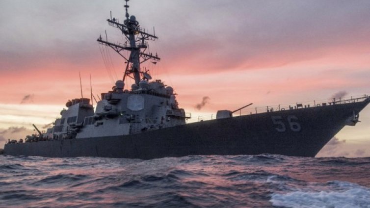 Американски моряци изчезнаха, есминец се сблъска с танкер