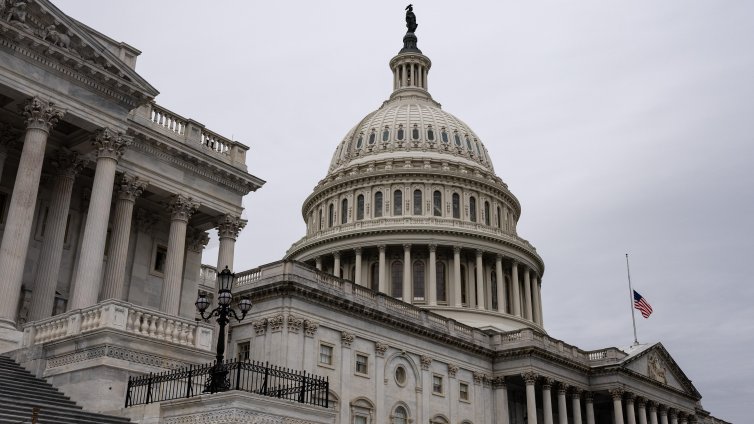 Документите "Епстийн": Бегло споменаване на Тръмп, фокус върху Клинтън