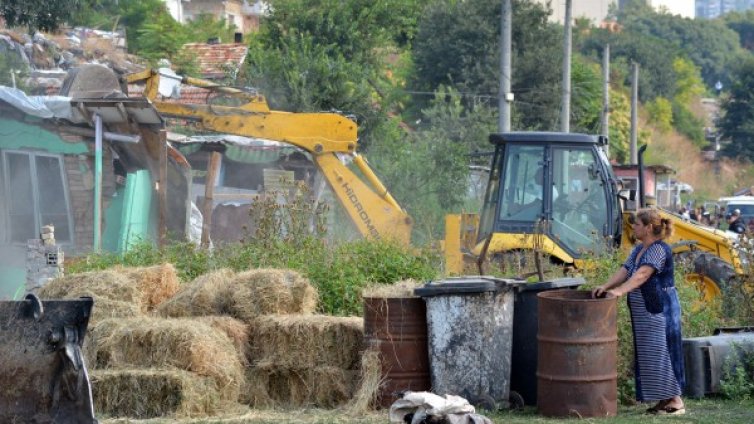 Бутат 143 ромски къщи в "Захарна фабрика", 504 души &ndash; без дом