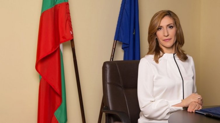 Ангелкова от шега не разбира, такса "нищо" &ndash; на проверка!