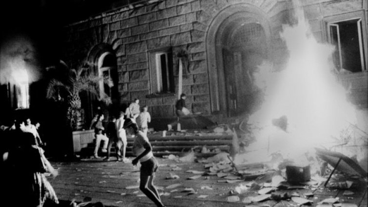 Неразказаната история: Бидони с бензин, огън... пожарът в Партийния дом 