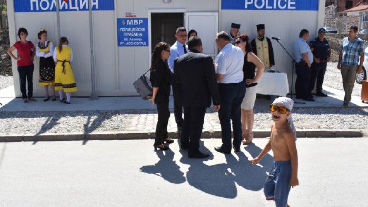 МВР-шефът vs. МВР-приемна за ромите: По-добре училище!