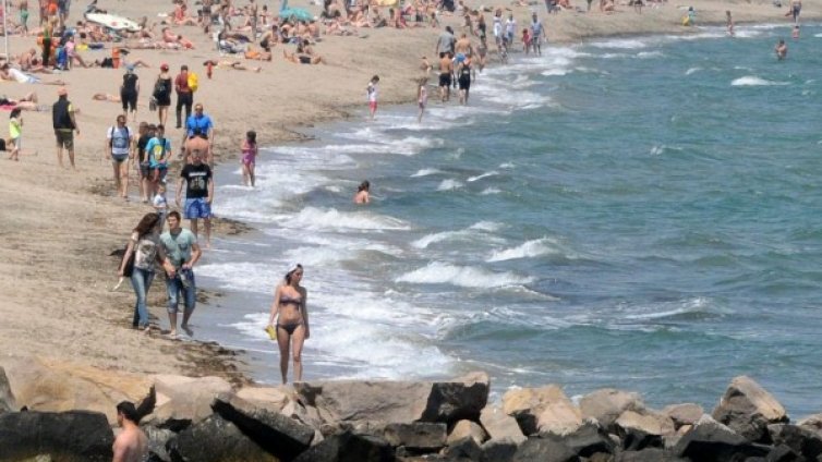 Мъж търси жена си в морето. Тя пък се маже с кал