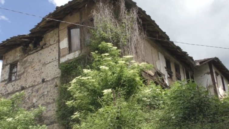 Между общи и ничии: Уникални родопски къщи стават руини