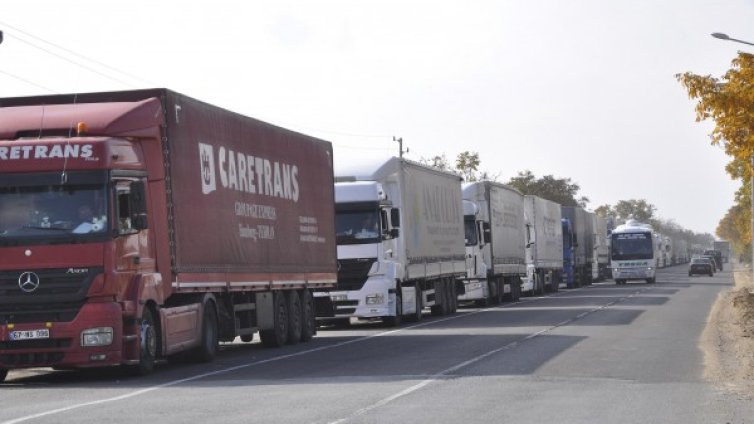 Две трети от българите: По-скъпа ТОЛ такса за ТИР-овете!