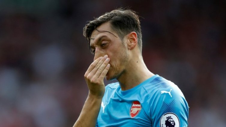 Арсенал пробутвал Йозил на Барселона