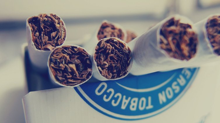 Гърция с по-строги мерки срещу продажба на алкохол и цигари на непълнолетни