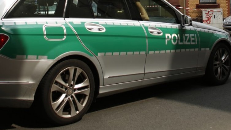 Мъж нападна полицаи в джамия в Берлин