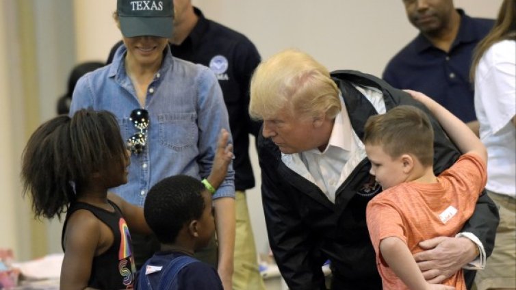 Тръмп се поправи, среща се с пострадали от "Харви"