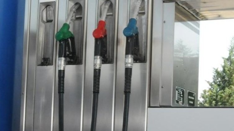 Минимална българска заплата = бензин &ndash; само за 4 резервоара!