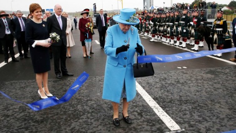 Елизабет II откри най-високия мост на Острова &ndash; 207 м