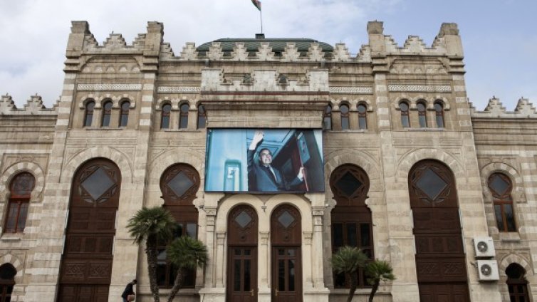 "Гардиън": Съпругът на Бокова замесен в "Азербайджанска пералня" на пари 