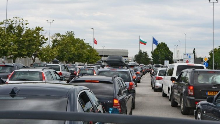 Километрични опашки на границата с Турция и Гърция