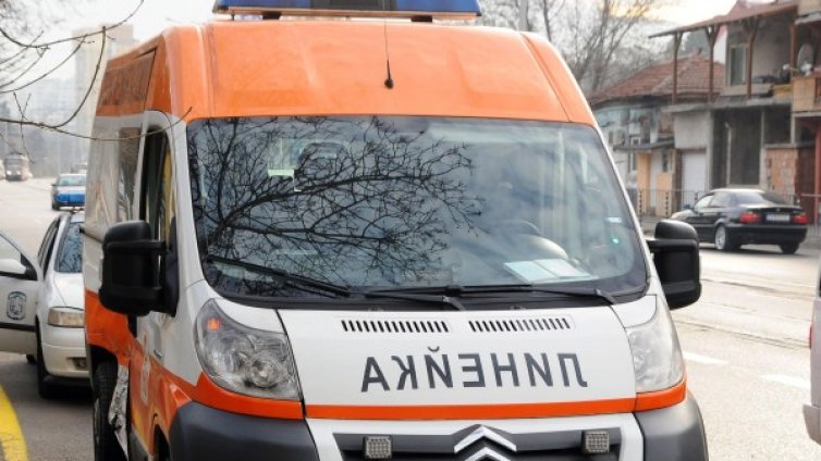 Баба бере душа, автомобил я блъсна на заден ход