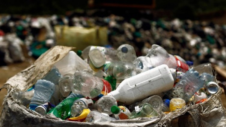 Пластмаса открита в питейната вода на пет континента