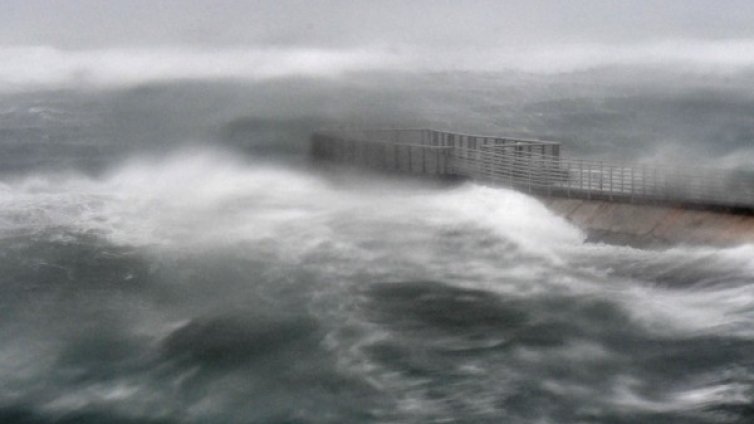 "Ирма" отслабна! За Тръмп урагана е "огромно чудовище"