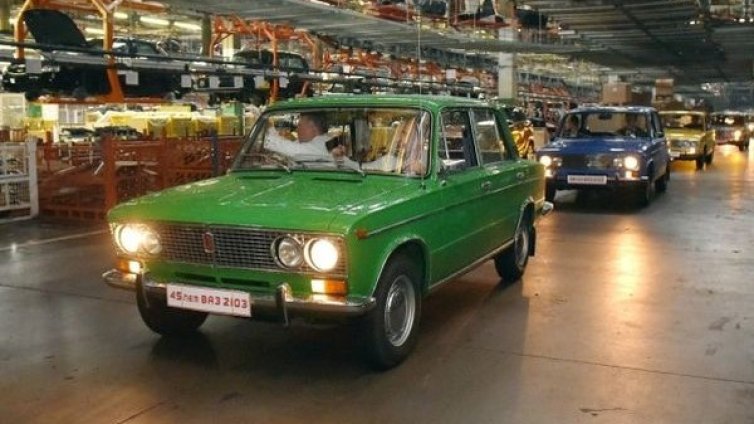 Соцлегенда на 4 колела на 45 години: ВАЗ-2103