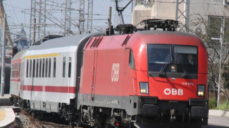 Влакът от Бургас за София закъсня с два часа, локомотивът отказал