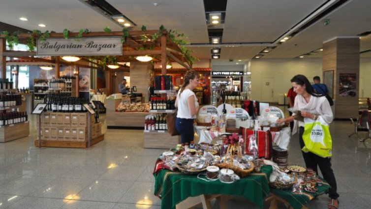 С хоро и вино летище Бургас изпраща пътниците си