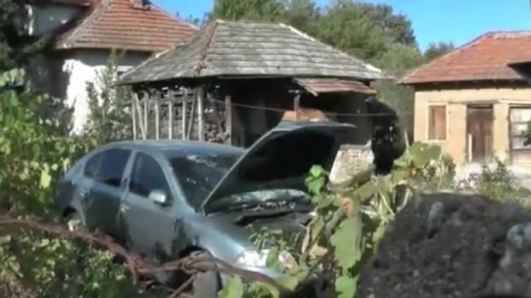 Кола се заби в ограда и влетя в двора на къща