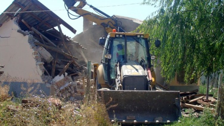 Роми и малки ромчета съдят България в Страсбург! Рушели им къщата!