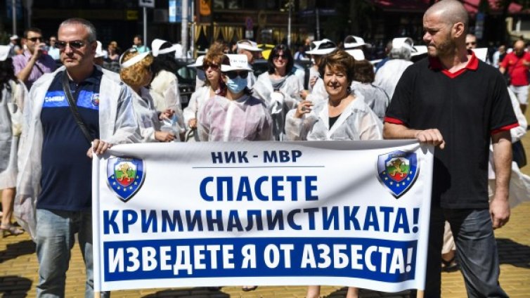 Полицаи на протест: Ще сме тук, докато ни чуят