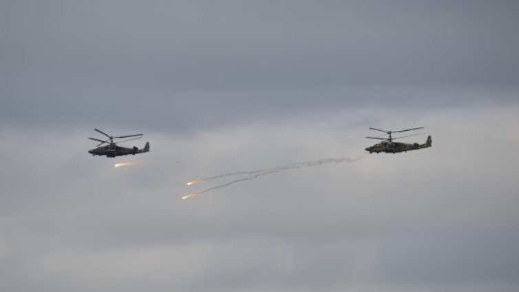 Военно учение в Русия: Хеликоптер стреля по зрители