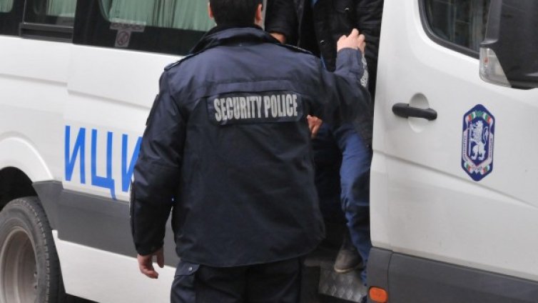 В Нова Загора задържаха 8 сирийци бежанци