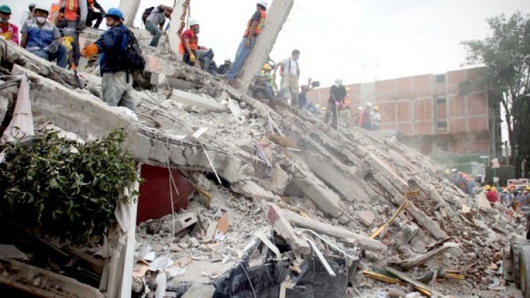 Броят на жертвите от труса в Мексико достигна 230 души 