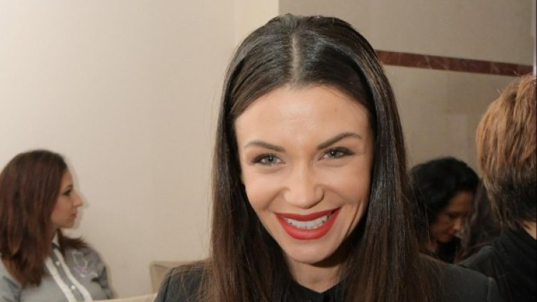 Диляна Попова делила общо гадже със сестра си