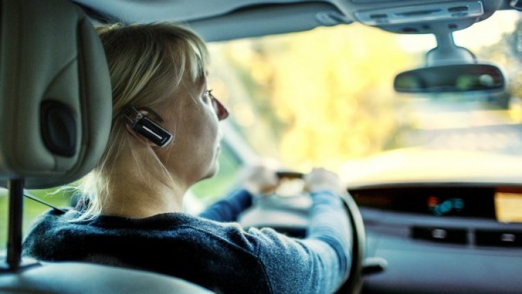 Щедрост: КАТ дарява hands free на всички с нови коли