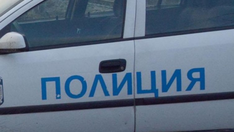 Млад мъж погна жена с брадва, удари я по главата 