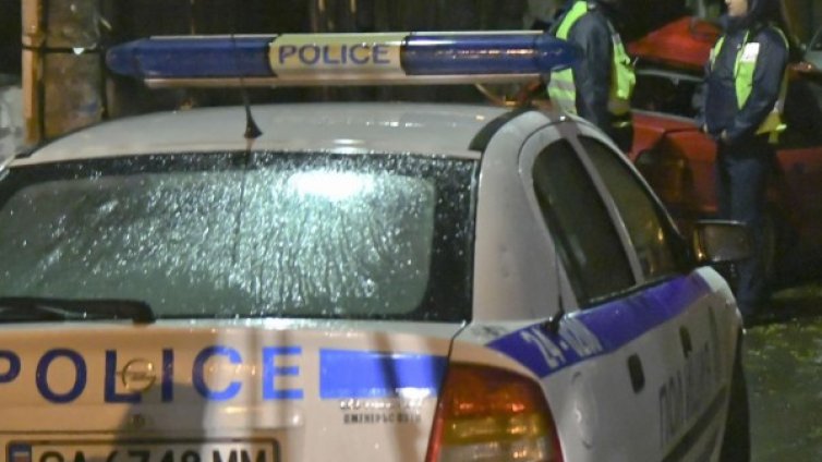 Мъж опита да скрие дрога, разсипа я върху... патрулка